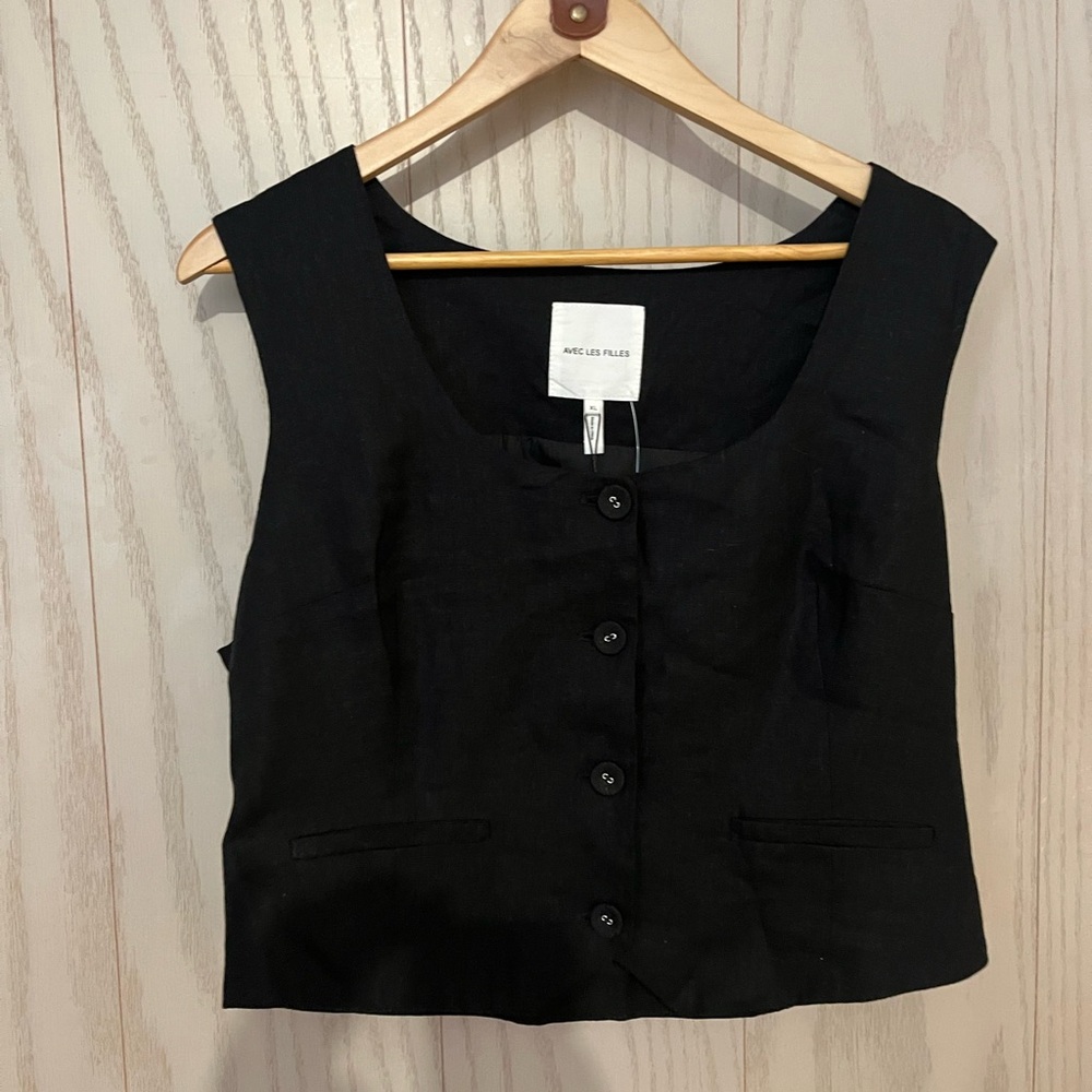 Avec Les Filles Black Button-Up Sleeveless Top